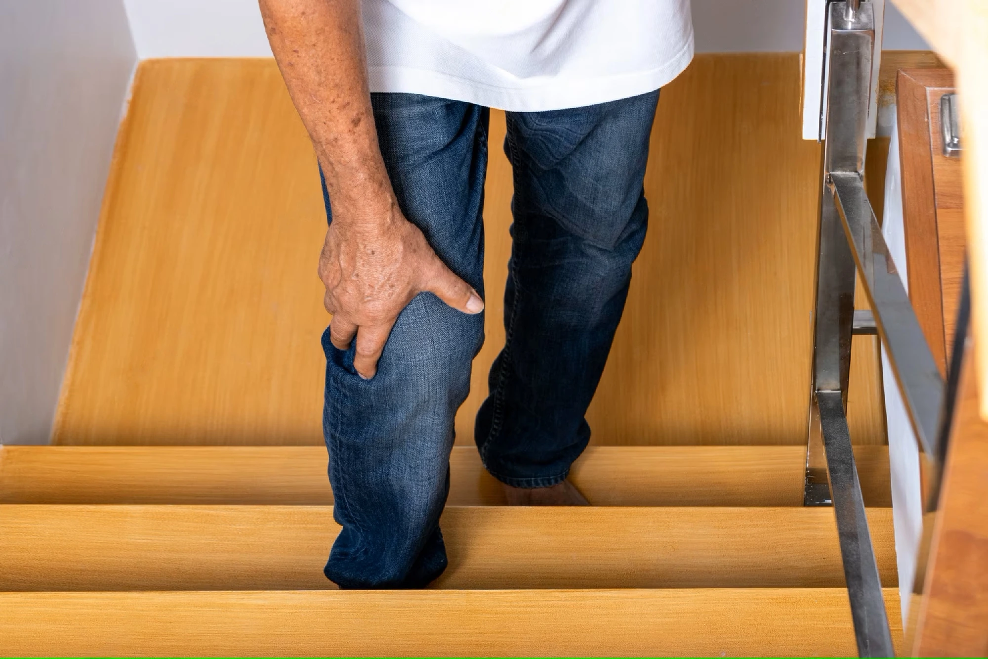 knee pain walking up stairs